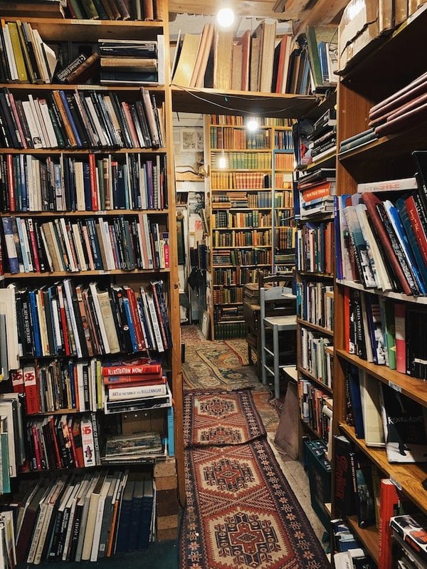 Quelles sont les astuces pour aménager un coin de lecture sous un escalier?